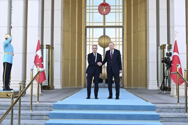 Cumhurbaşkanı Recep Tayyip Erdoğan, Kanada Başbakanı Mark Carney’i Beştepe’de resmi törenle karşıladı. Carney, Türkiye’ye ikili resmi ziyarette bulunan ilk Kanada başbakanı oldu.