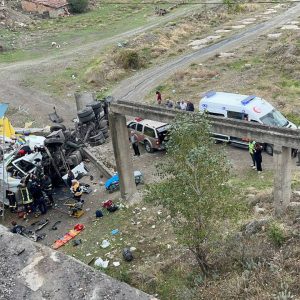 Kastamonu’da kamyon 25 metreden uçtu!