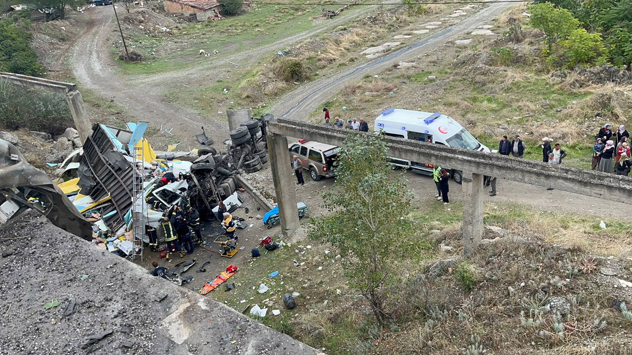 Kastamonu’da kamyon 25 metreden uçtu!