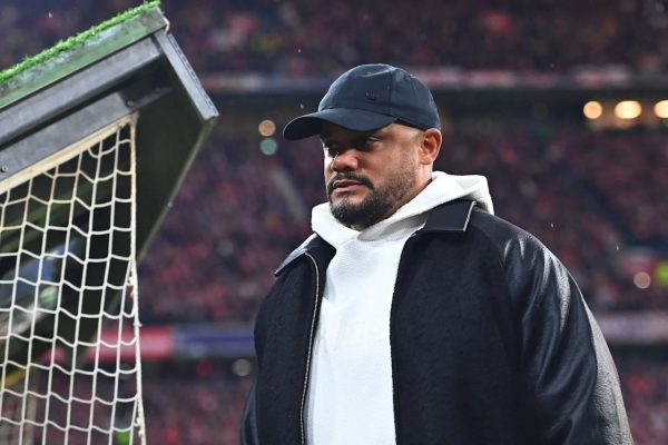 Bayern Münih Teknik Direktörü Vincent Kompany, bugün antrenmanda bayılmasının ardından helikopterle hastaneye götürüldü