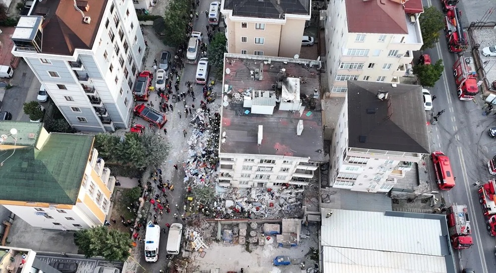 Vali Gül açıkladı: Maltepe’de çöken binadan 5 kişi sağ çıkarıldı