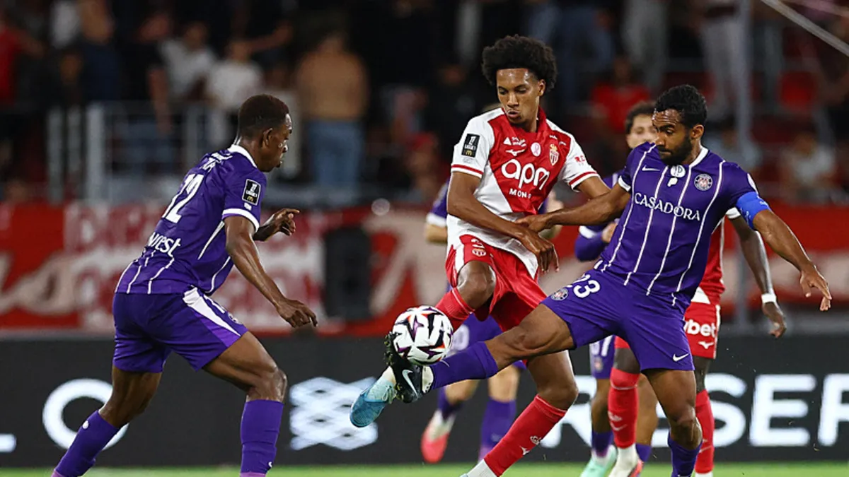 Ligue 1’de 6. Hafta Tamamlandı: Monaco Zirvede, PSG Kazandı 7 Ligue 1'in lideri AS Monaco, Toulouse karşısında 2-0 öne geçmesine rağmen üstünlüğünü koruyamadı ve sahadan 2-2’lik beraberlikle haftanın sürprizine imza attı.