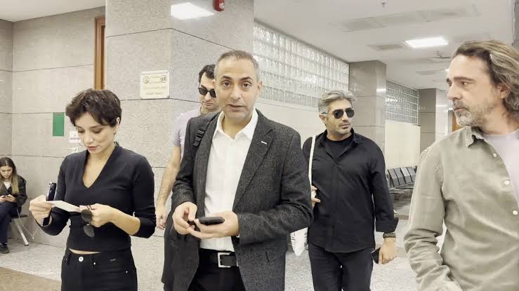 Gazeteci Murat Ağırel, fon soruşturmasına ilişkin haberleri nedeniyle ev hapsindeyken gözaltına alındı.