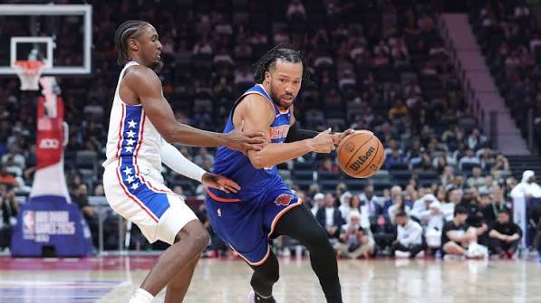 NBA’de açılış gecesinde son şampiyon New York Knicks evinde mağlup 1 Philadelphia 76ers, NBA sezonunun açılış maçında New York Knicks’i 106-100 mağlup etti.