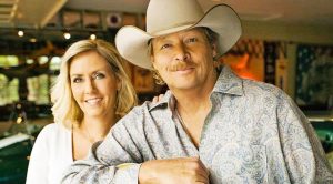 Indiana Fever’ın yıldız ismi Sophie Cunningham hayalindeki partneri anlattı 1 Sophie Cunningham, ideal erkeği sorulduğunda country müzik yıldızı Alan Jackson’a hayranlığını dile getirdi. WNBA yıldızının esprili açıklaması magazin gündeminde ilgi çekti.