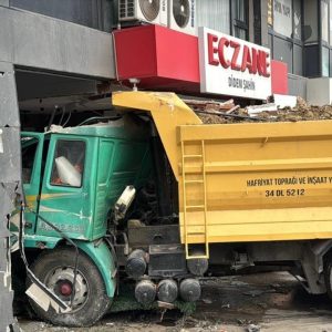 Pendik’te hafriyat kamyonu eczaneye daldı!
