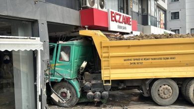 Pendik’te hafriyat kamyonu eczaneye daldı!