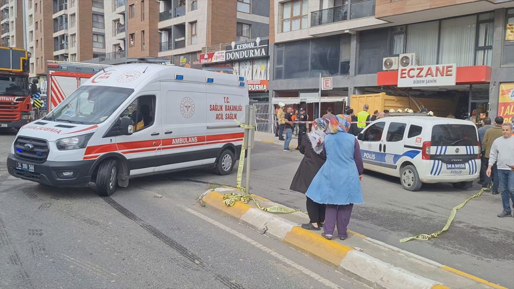 Pendik’te hafriyat kamyonu eczaneye daldı! 1 pendik2 1024x576 1