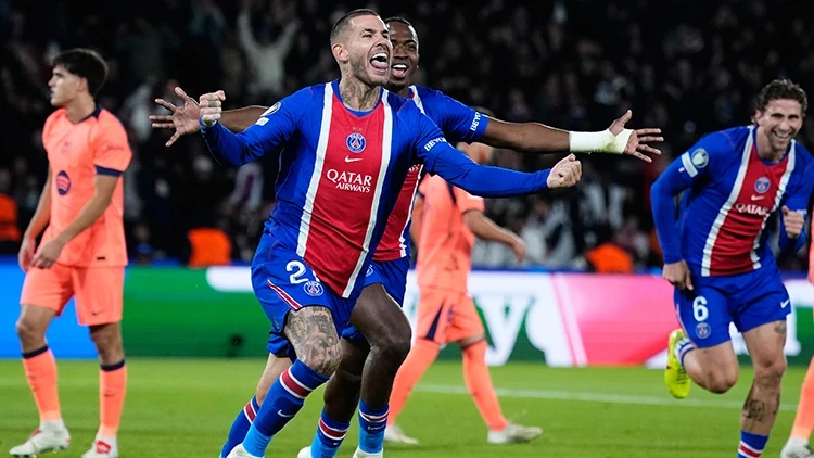 Şampiyonlar Ligi gecesinde PSG’den Barcelona’ya 4 gol! Manchester City şov yaptı 3 PSG, Şampiyonlar Ligi’nde Barcelona’yı 4-2 mağlup ederek gecenin en dikkat çekici galibiyetlerinden birini aldı.
