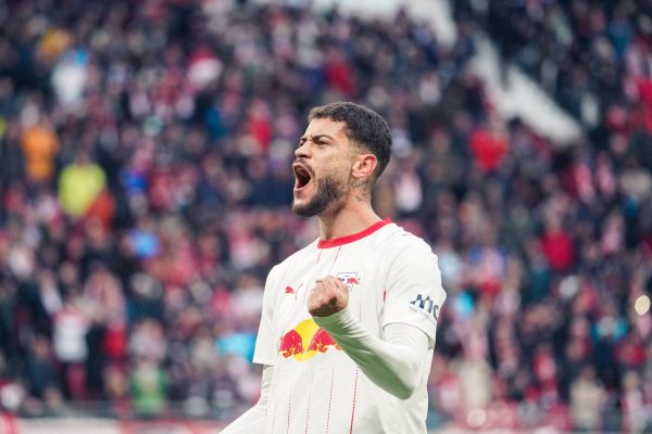Almanya Ligi’nde Elversberg’i 4-0 yenen Leipzig, kendi evinde dörtte dört yaptı. Eski Göztepeli Romulo attığı iki golle yıldızlaştı