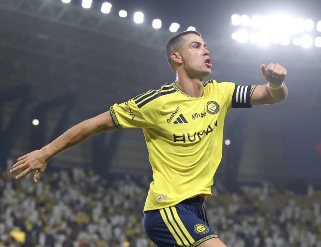 Cristiano Ronaldo bin gole koşarak gidiyor