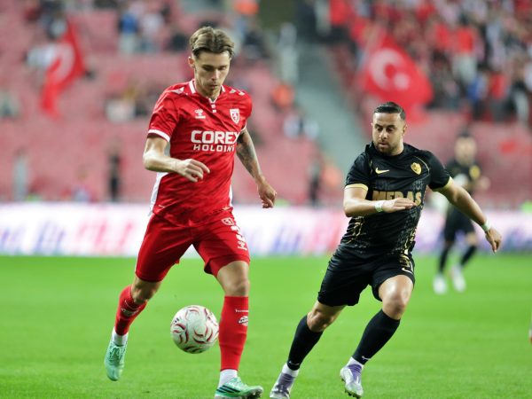 Samsunspor son 6 maçını kaybettiği Trendyol Süper Lig'de öne geçtiği maçta Amed SK'ya kendi sahasında 2-1 kaybetti