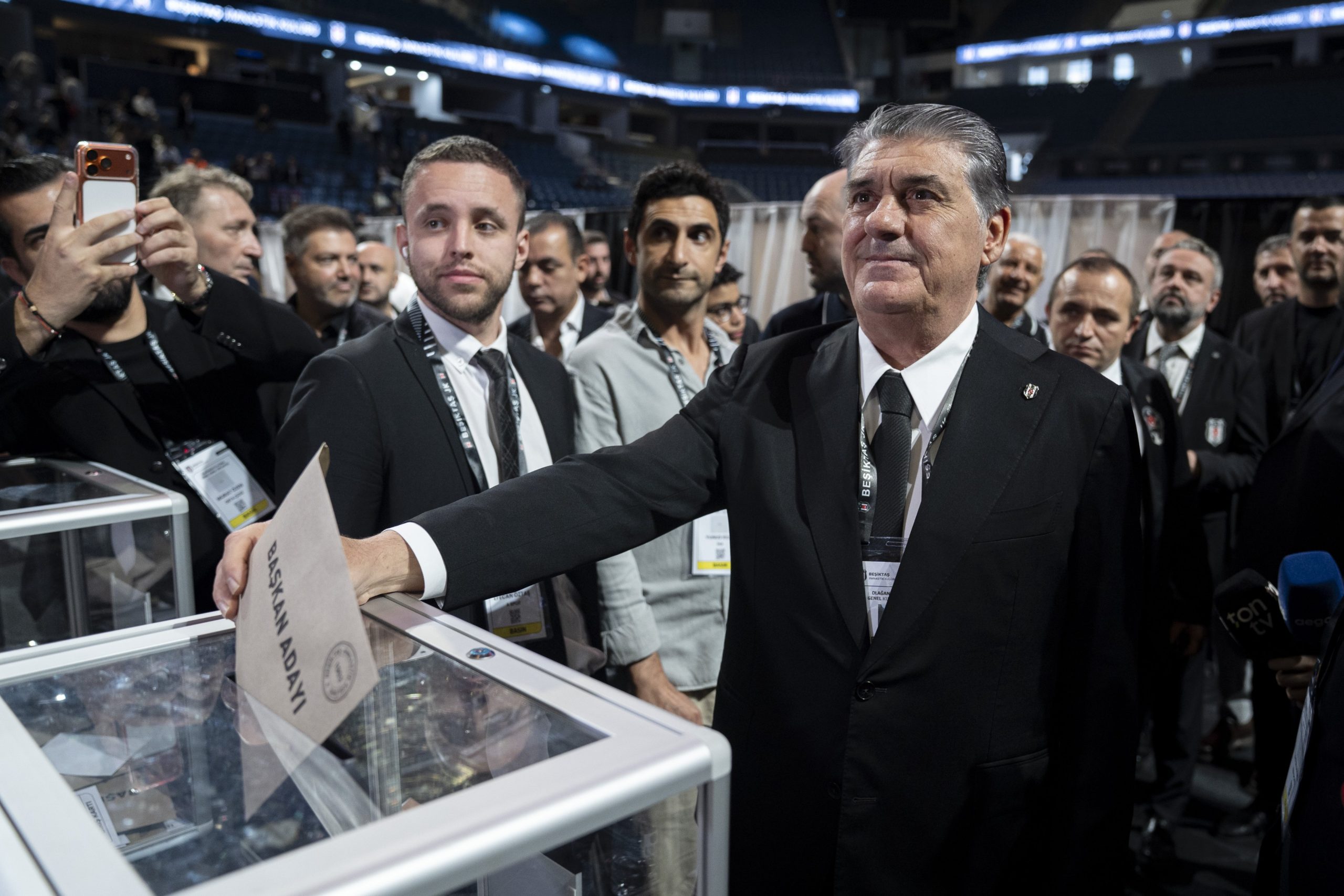 Serdal Adalı bir kez daha Beşiktaş Başkanı seçildi!