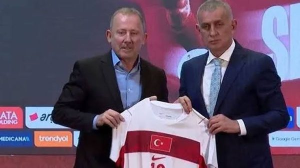 İbrahim Hacıosmanoğlu, Sergen Yalçın’ın futbol yeteneğine ve liderlik özelliklerine vurgu yaparak deneyimli teknik adama duyduğu güveni dile getirdi.