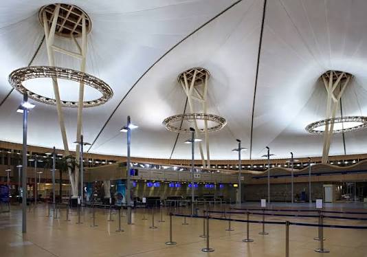 Sharm El Sheikh vize istiyor mu? Sharm El Sheikh Havalimanı, Güney Sina bölgesine tatil amacıyla gelen uluslararası ziyaretçilerin önemli giriş noktalarından biri olarak hizmet veriyor.