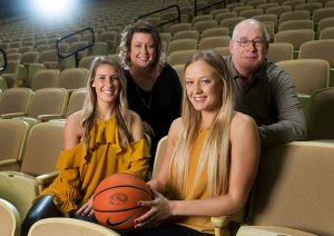 Merak edilen isim Sophie Cunningham’ın hikayesi 3 Sophie Cunningham, Missouri’de yaşadığı çocukluk yıllarından Indiana Fever formasıyla WNBA sahnesine uzanan kariyerinde ekonomik zorlukları, sakatlıkları ve yoğun rekabeti aşarak dikkat çeken bir basketbolcuya dönüştü.