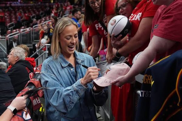 1. Sophie Cunningham, çocukları tedavi gören ailelere destek sağlayan Ronald McDonald House Charities ile yıllara dayanan bir bağ kurdu.