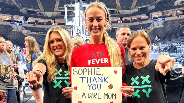 Sophie Cunningham Tartışması WNBA Finallerine Taşındı: Tribünlerde Gergin Anlar 1 Sophie Cunningham’ın kadın sporlarının korunmasına ilişkin görüşleri, WNBA’de tartışılmaya devam ediyor. Cunningham’a destek veren aktivistler, Golden State Valkyries ile Atlanta Dream arasındaki final maçında da tribünlerde gerginlik yaşandığını bildirdi.