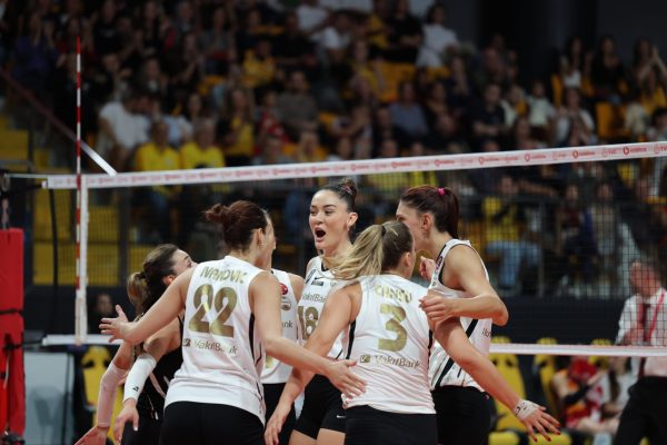 Kadınlar Voleybol Ligi'nin beşinci haftasında VakıfBank, konuk ettiği Galatasaray'ı 3-0 yenerek 5'te 5 ile yoluna kayıpsız devam etti