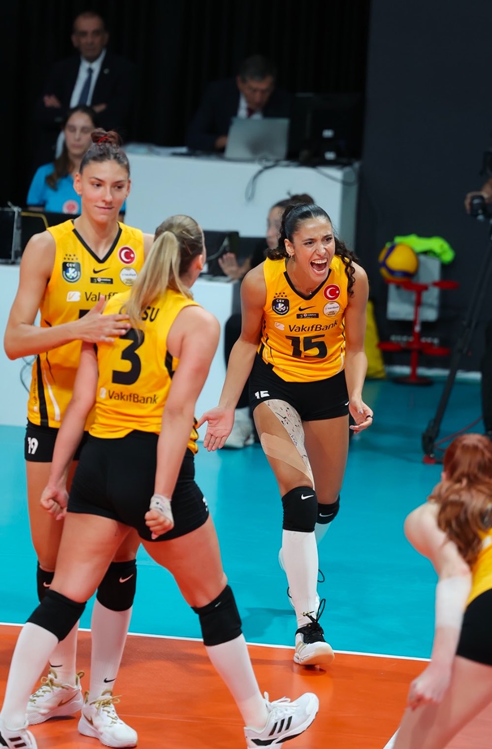 Eczacıbaşı Peron VakıfBank maçı nefes kesti