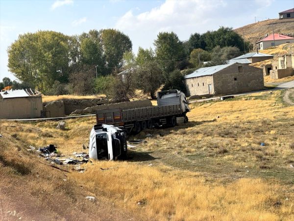 Van'da TIR’la yolcu minibüsünün çarpıştığı kazada bir polis hayatını kaybetti, 10 kişi yaralandı