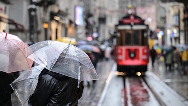 İstanbul’da önceki günlerde etkili olan sağanak ve sel tehlikesinin ardından yaşanan bahar havası, yerini yeniden yağışa bırakıyor